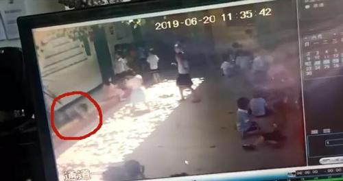 海南一幼儿园玻璃窗掉落砸伤女童 教育局介入调查