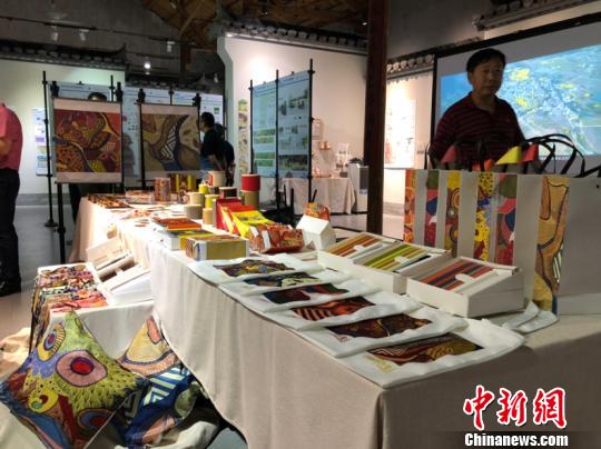 展览上的文创产品展示。供图