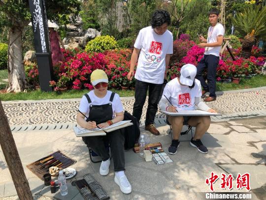 “为奥运喝彩”艺术写生团参加国际奥林匹克日公益跑活动并现场写生?！拔略撕炔省毕钅孔?提供