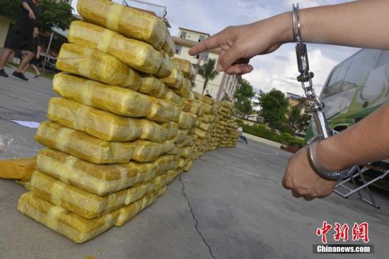 犯罪嫌疑人指认其运输的毒品。文/韦立鹏 舒金才 西双版纳边境管理支队供图 点击进入下一页