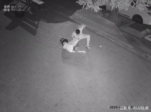 女孩深夜遭男子殴打扒衣拖行事发大连 警方已立案