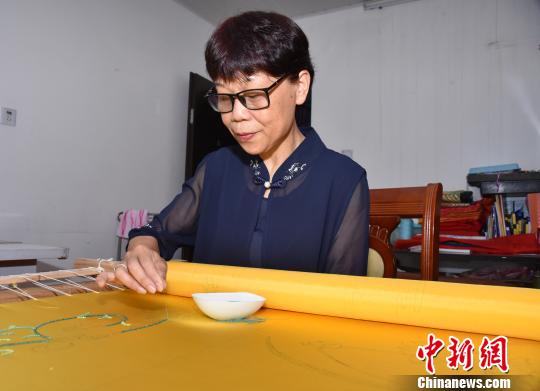 陈克忍传承珠绣技艺五十载，绣品远销40多个国家和地区?！〕铝?摄