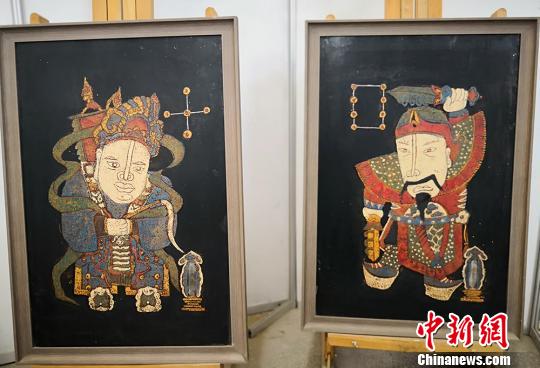图为以传统神话人物为主的漆画作品。　刘玉桃 摄