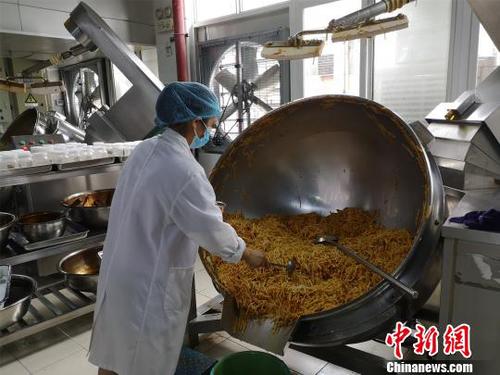 螺蛳粉检验员抽取生产线上螺蛳粉配料，拿去品尝检验口感?！×周?摄