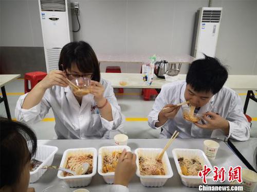 张娜和组员品尝螺蛳粉，把关口感。　林馨 摄