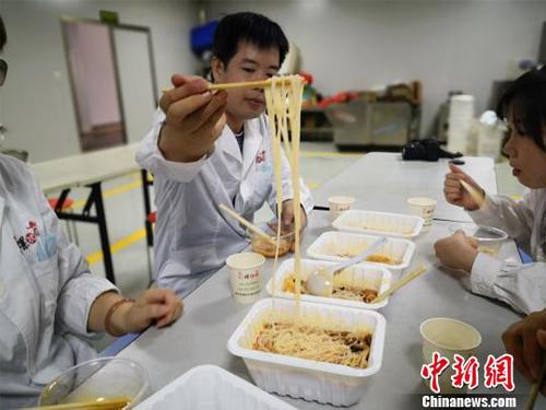 螺蛳粉检验员品尝螺蛳粉，把关口感?！×周?摄