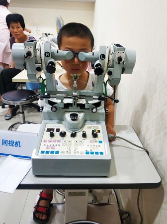 来自贵州的儿童在家长陪同下到星创视界与光彩明天合作落地的第一家试点门店——星创眼科北京顺迈店校正视力。家长反映，视力校正每天都有明显效果。