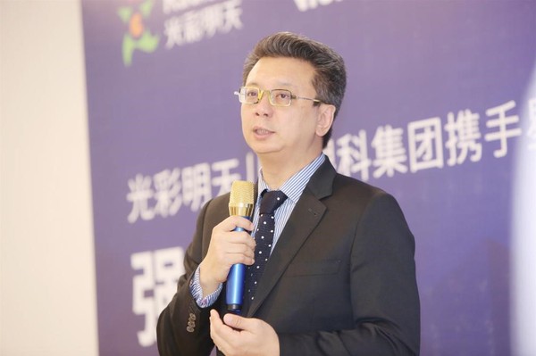 星创视界创始人兼执行长王智民接受记者采访。