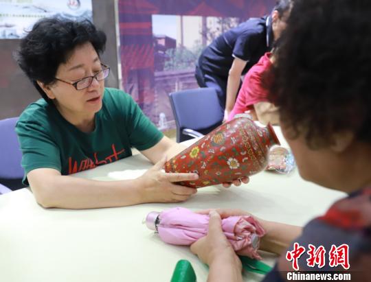 文物鉴定专家现场为市民免费鉴定收藏品真伪。供图