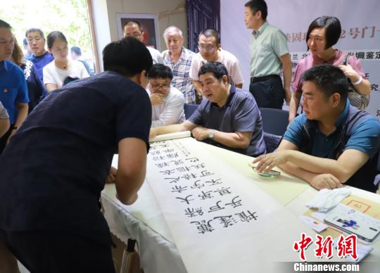 鉴定现场吸引了很多藏友前来向专家咨询。供图