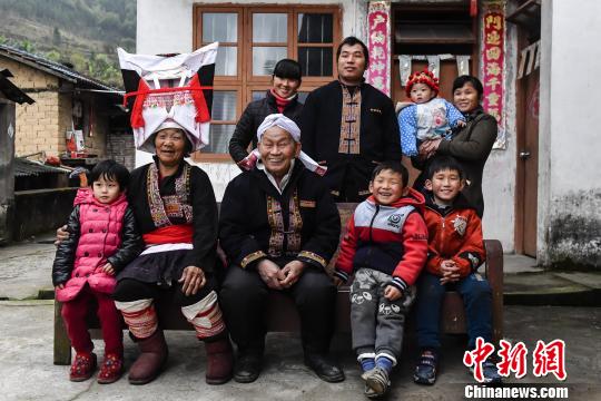 居住在乳源必背瑶寨大山里的盘良安一家。　李凌 摄