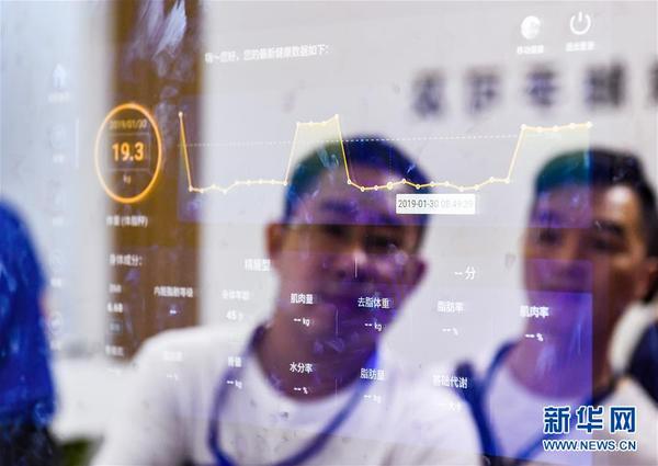 在广东深圳会展中心举办的第七届中国电子信息博览会（CITE2019）上，观众在京东方展台了解智能镜子（2019年4月9日摄）。 新华社记者 毛思倩 摄