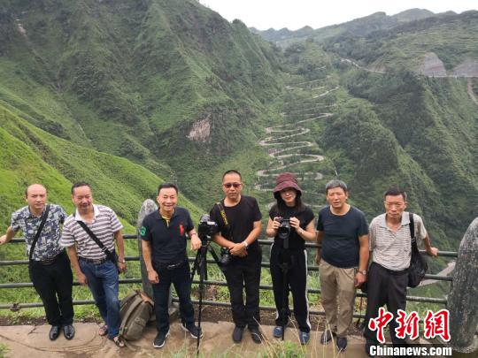 摄影师们在贵州晴隆24道拐拍摄。　陈洪斌 摄
