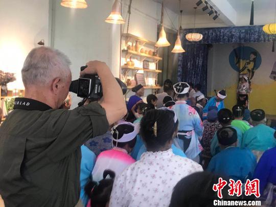 摄影师们在安顺拍摄屯堡文化?！∏鸶咚?摄