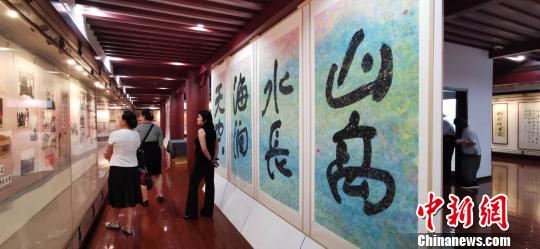 书画展让师生在红色书法作品中学习革命文化，领会革命精神。　慕梁 摄