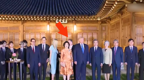 眼看蓬佩奥被挤到第二排，伊万卡很自觉地挪到了后面