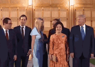 眼看蓬佩奥被挤到第二排，伊万卡很自觉地挪到了后面