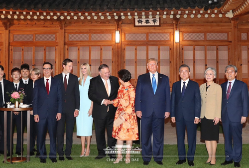 眼看蓬佩奥被挤到第二排，伊万卡很自觉地挪到了后面