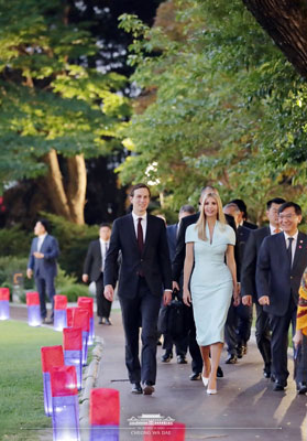 眼看蓬佩奥被挤到第二排，伊万卡很自觉地挪到了后面