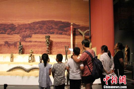 木质、陶质、铜质等不同材质艺术品充分显露非洲艺术家们的丰富想象力和创造力?！≌韵?摄