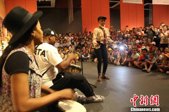 图为非洲留学生们在山东美术馆展览现场带来音乐和舞蹈表演。　赵晓 摄