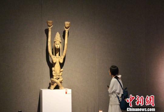 图为人们参观“生命之灵——非洲雕刻艺术精品展”。　赵晓 摄