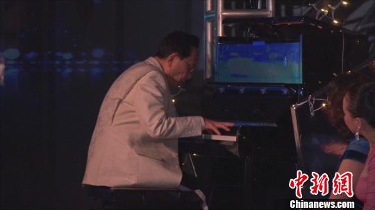 著名作曲家陈钢演奏小提琴协奏曲《梁?！?。　康玉湛 摄