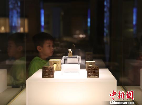 铜“党坝长官司印”(清代乾隆二十六年)(左)铜“绰斯甲布宣抚司印”(清代乾隆四十年)(右)?！∮诰?摄