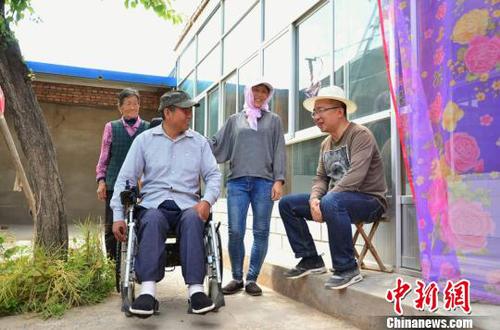 图为青海龙田农林开发有限公司的法定代表人马红凯来员工邢克梅家了解生活情况，图右为马红凯。　鲁丹阳 摄