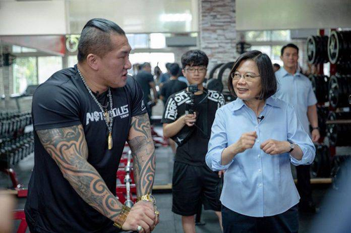 大陆搏击冠军约战台湾网红:3分钟内没倒算你赢