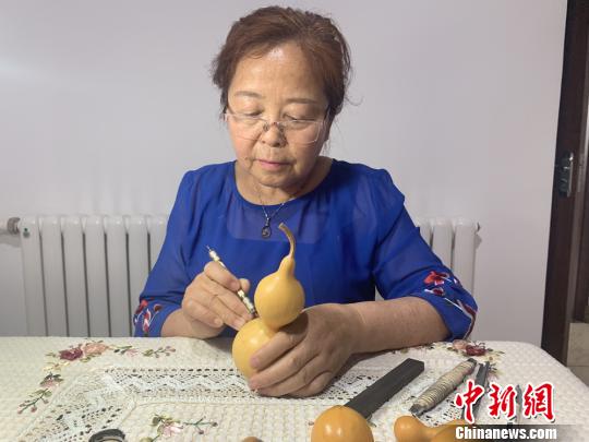 陈红正在进行新作品的创作?！「呖档?摄