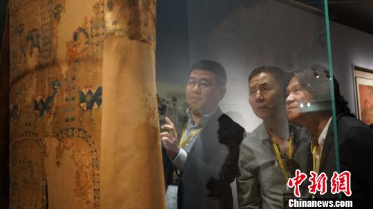 图为嘉宾参观吐蕃“贵族服饰”?！∥航ň?摄