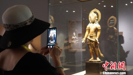 图为民众参观展览?！∥航ň?摄