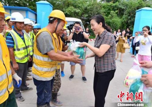 资料图:2017年7月浙江省开展的“送清凉送关爱”慰问活动 浙江省人社厅提供 摄 点击进入下一页