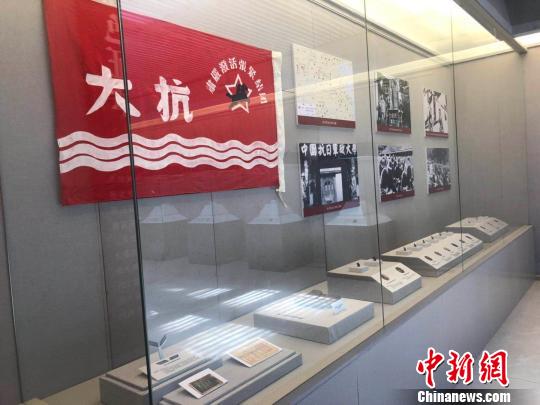 部分红色证章。　李庭耀 摄