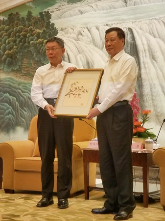 上海市长应勇与台北市长柯文哲互赠礼品 上海市长应勇与台北市长柯文哲互赠礼品