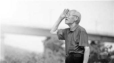 老人坚持为战友扫墓已超过50年 老人坚持为战友扫墓已超过50年