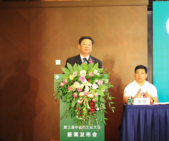 图为九三学社中央委员会常委、全国人大代表、九三学社中央社会服务部部长徐国权