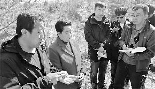     本报记者路强正在采访治沙英雄牛玉琴母子。