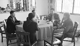     本报记者王有强在河南省兰考县堌阳镇端庄村走访村民刘新树一家。