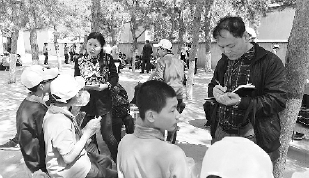     本报记者高新国在西柏坡中共中央旧址采访。