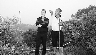     本报记者王惠兵在龙岩长汀海拔近1000米的高山上采访“断臂铁人”兰林金。