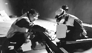     本报记者李将辉在关角隧道内采访铁路维修工人。