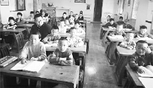     本报记者张文敬在临沂沂水县圣坤书院采访。