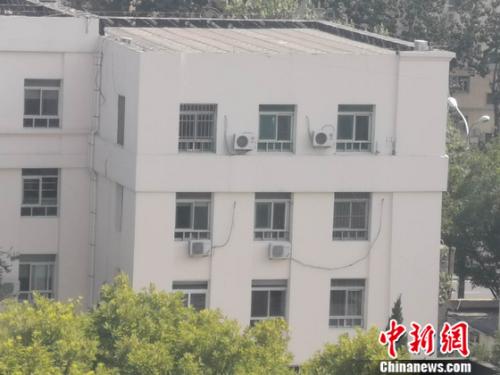 图为居民楼外的空调外机。 谢艺观 摄