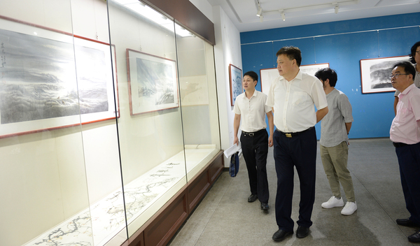 2、中共溧阳市委常委宣传部部长张爱文到现场观看画展