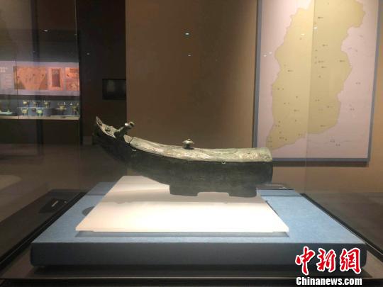 龙形觥?！±钔ヒ?摄