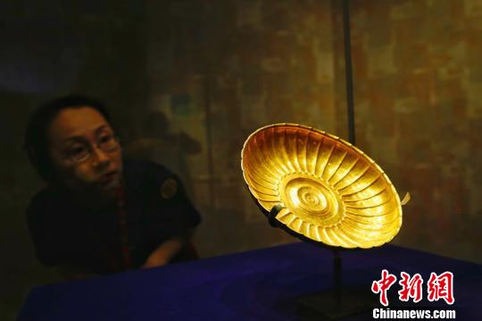 展品吸引了民众的目光。　泱波 摄