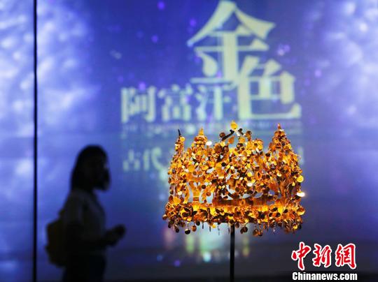 图为展出的五树形金质王冠?！°蟛?摄