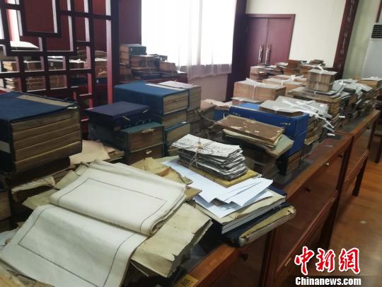 每一本古籍，都要详细记录著者、书名卷数、版本(批校题跋)、册数、存卷等信息?！∷镦面?摄